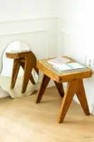 라탄 스툴과 비정형 거울 코너 스타일링